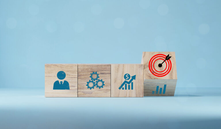 tablica celownicza i strzałka, które drukują ekran na drewnianym sześcianie